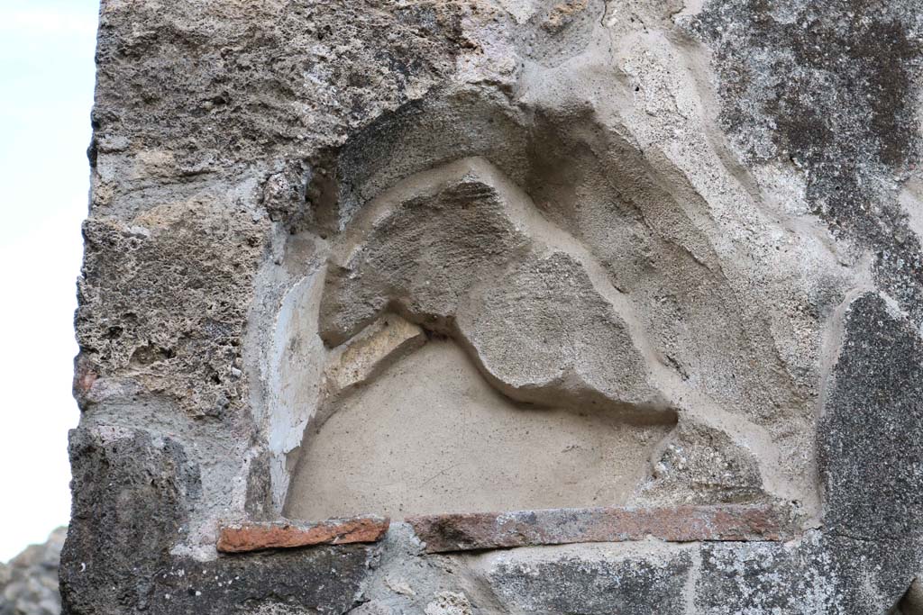 VII.1.47 Pompeii. December 2018.
Detail of niche, looking east on south side of doorway on north-east side of peristyle 19. Photo courtesy of Aude Durand.