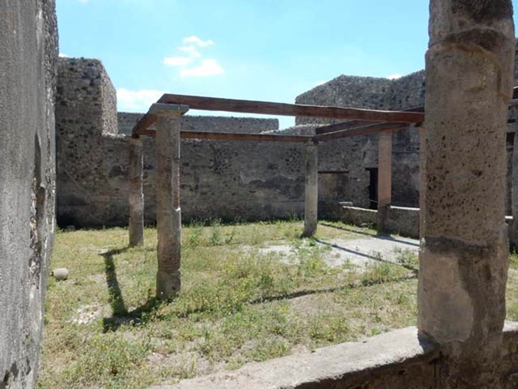 VII.1.47 Pompeii. May 2017. Looking south-west across peristyle 19.
In the south-west corner are two doorways, one leading into room 21 on south side of peristyle, the other into room 20.
Photo courtesy of Buzz Ferebee.