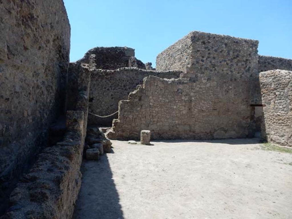 VII.1.47 Pompeii. May 2017. West side of room 21 with doorway on right to south side of peristyle 19.
Photo courtesy of Buzz Ferebee.