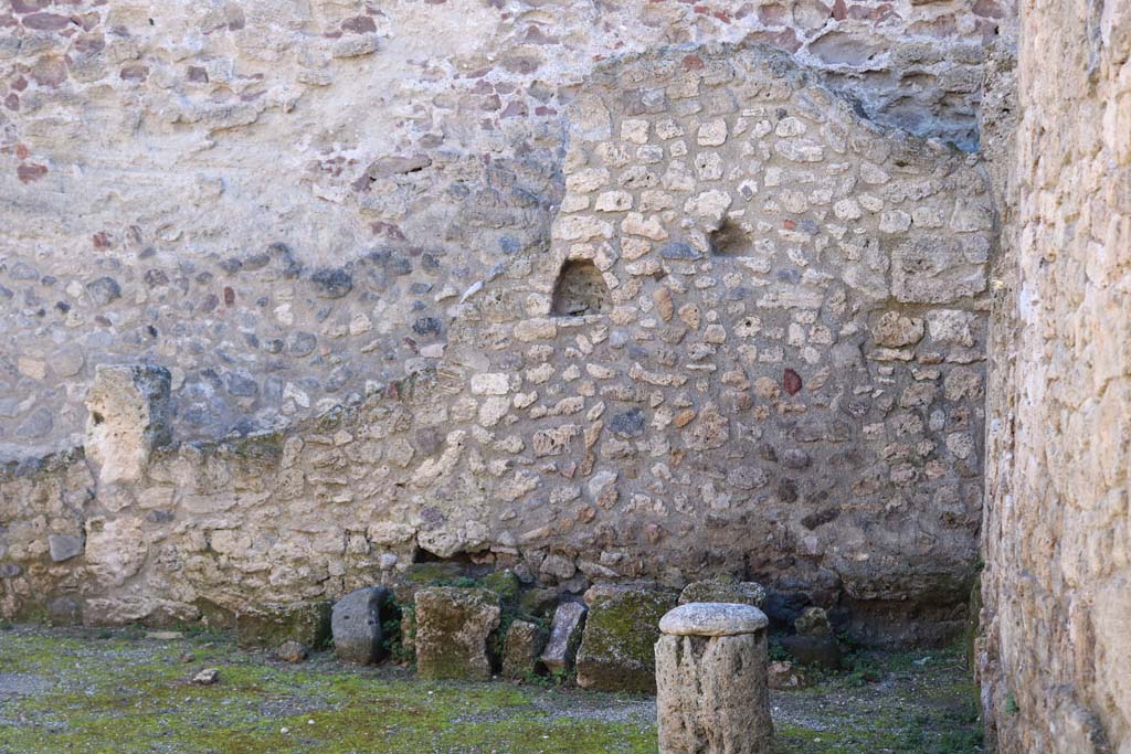 VII.1.47, Pompeii. December 2020. Room 21, niche in south wall at west end. Photo courtesy of Aude Durand.