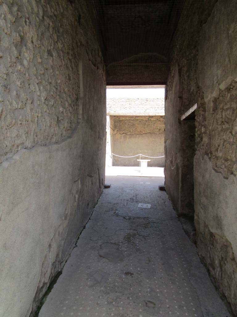 VII.1.47 Pompeii. April 2019. Entrance corridor or fauces 1, looking east.
Photo courtesy of Rick Bauer.