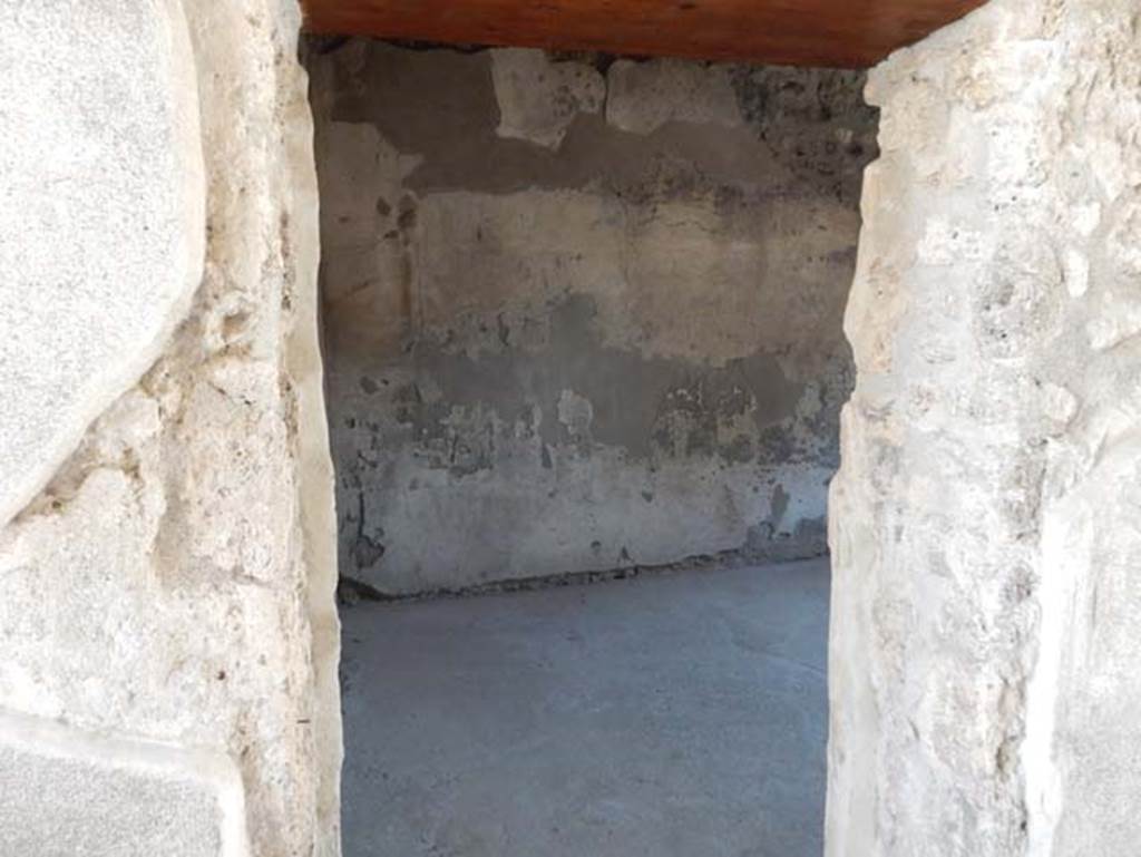 VII.1.47 Pompeii. May 2017. Looking south through doorway to small room 2 on south side of entrance corridor leading to Vicolo del Lupanare. Photo courtesy of Buzz Ferebee.
