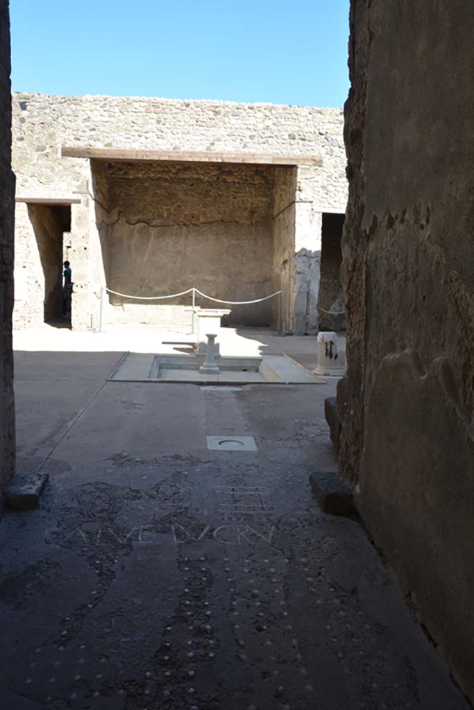 VII.1.47 Pompeii. October 2019.
Looking east from entrance corridor 1, across atrium towards tablinum.
Foto Annette Haug, ERC Grant 681269 DÉCOR.