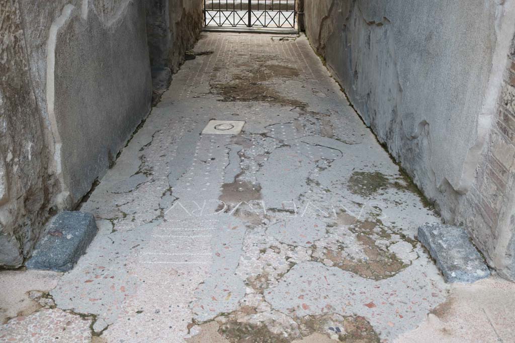 VII.1.47, Pompeii. December 2018.
Looking west along entrance corridor 1, towards entrance doorway. Photo courtesy of Aude Durand.