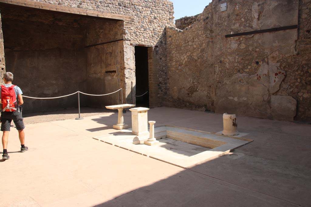VII.1.25 Pompeii. April 2018.
Looking east across atrium 3, at the rear left is the tablinum 6, and room 5, at the rear on right.
Photo courtesy of Klaus Heese.