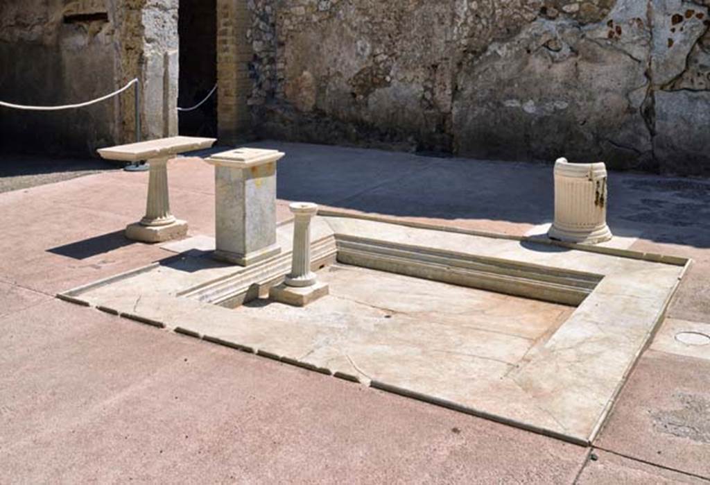 VII.1.25 Pompeii. April 2018. Looking south-east across impluvium in atrium 3 towards the south wall. Photo courtesy of Ian Lycett-King.
Use is subject to Creative Commons Attribution-NonCommercial License v.4 International