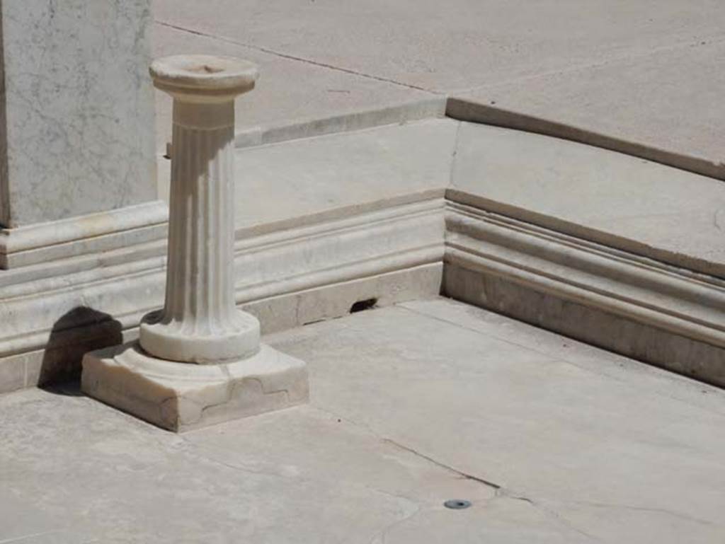 VII.1.47 Pompeii. May 2017. Detail of impluvium faced with slabs of marble. Photo courtesy of Buzz Ferebee.