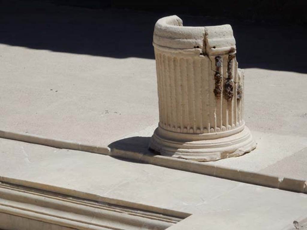 VII.1.47 Pompeii. May 2017. Detail of puteal on south side of impluvium. Photo courtesy of Buzz Ferebee.