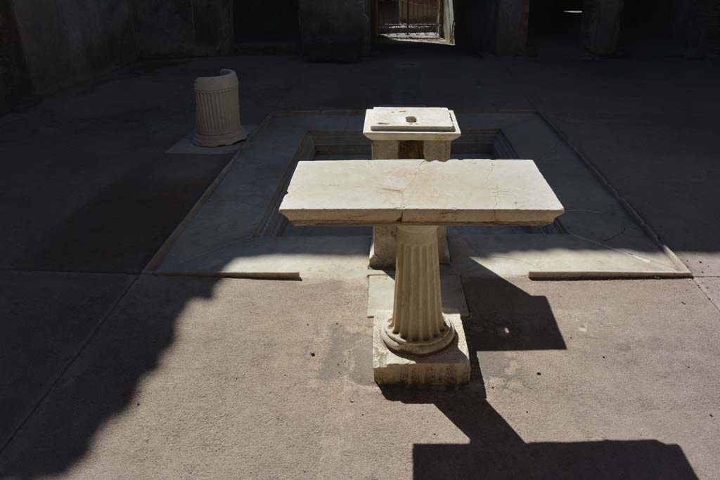 VII.1.47 Pompeii. October 2019. Looking west from rear of impluvium towards entrance corridor.
Foto Annette Haug, ERC Grant 681269 DÉCOR.