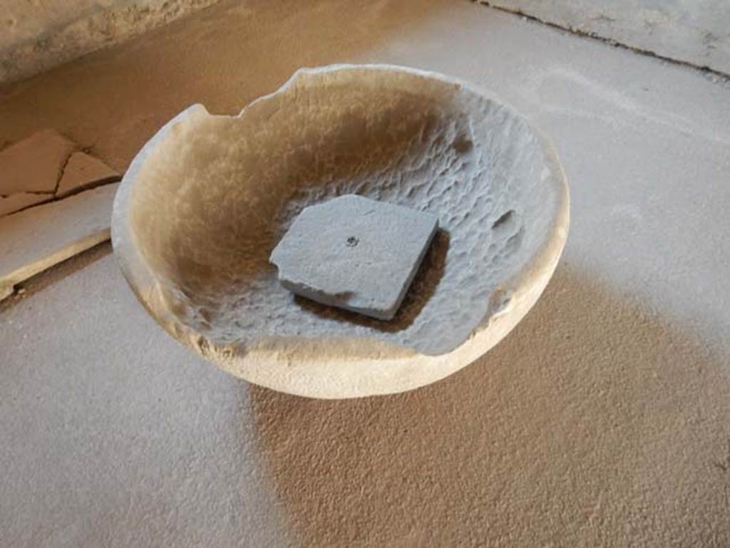 VII.1.47 Pompeii. May 2017. Basin displayed in room 11 in north-west corner of atrium.
Photo courtesy of Buzz Ferebee.