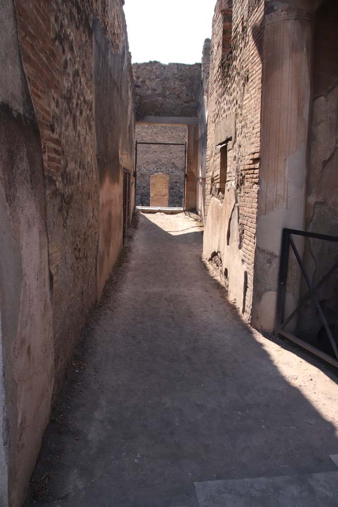 VII.1.51 Pompeii. September 2021.
Looking west along corridor H, towards doorway to Vicolo del Lupanare. Photo courtesy of Klaus Heese.