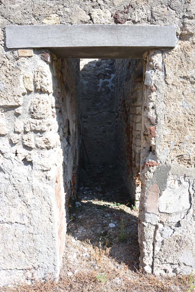VII.2.16 Pompeii. October 2019. Looking east through doorway to room 6.
Foto Annette Haug, ERC Grant 681269 DÉCOR.