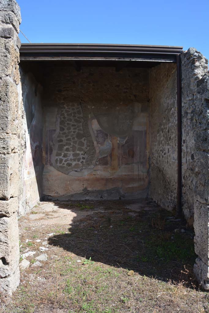 VII.2.16 Pompeii. October 2019. Oecus 10, looking east through doorway.
Foto Annette Haug, ERC Grant 681269 DÉCOR.