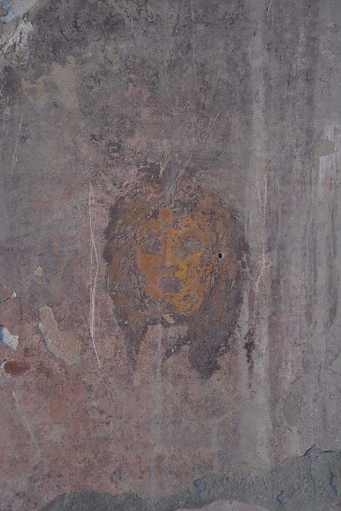 VII.2.16 Pompeii. October 2019. Oecus 10, painted mask from east wall at south end.
Foto Annette Haug, ERC Grant 681269 DÉCOR.