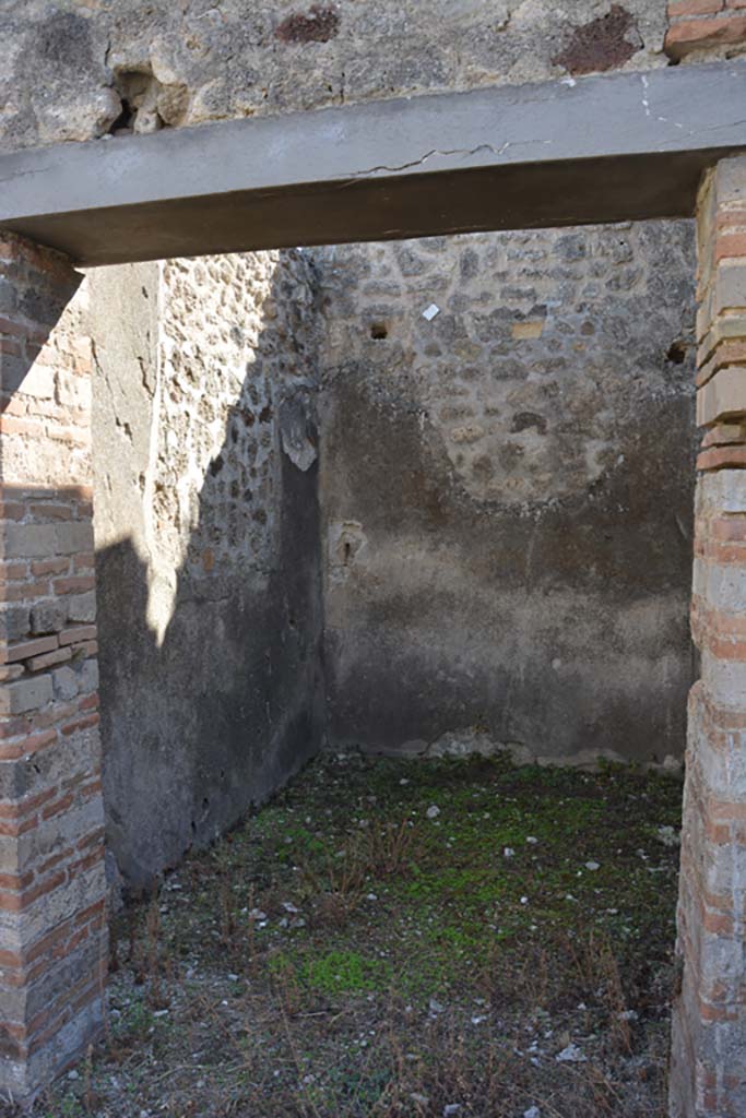 VII.2.16 Pompeii. October 2019. Cubiculum 16, looking south through doorway.
Foto Annette Haug, ERC Grant 681269 DÉCOR.
