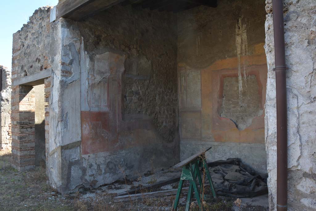 VII.2.16 Pompeii. October 2019. Exedra 17, looking towards east wall from south portico.
Foto Annette Haug, ERC Grant 681269 DÉCOR.
