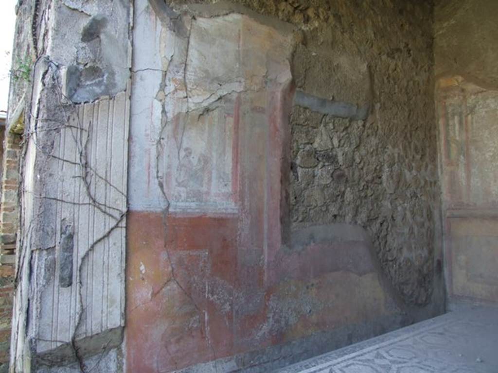 VII.2.16 Pompeii.  March 2009.  Room 17.  Exedra.  East wall and with entrance pilaster with decorated stucco.