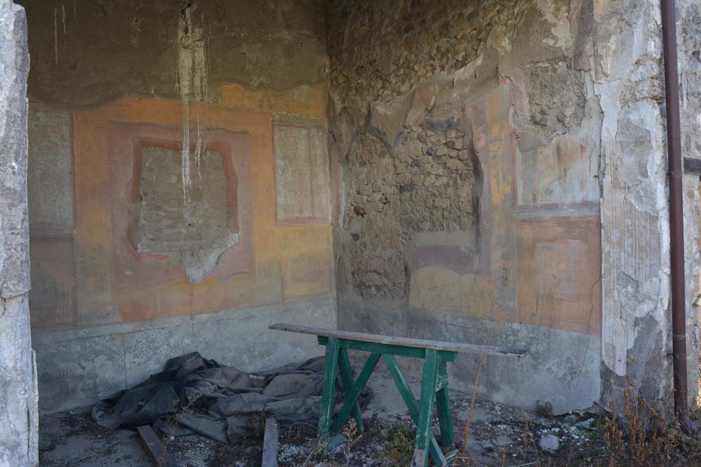 VII.2.16 Pompeii. October 2019. Exedra 17, looking towards south wall, south-west corner and west wall.
Foto Annette Haug, ERC Grant 681269 DÉCOR.
