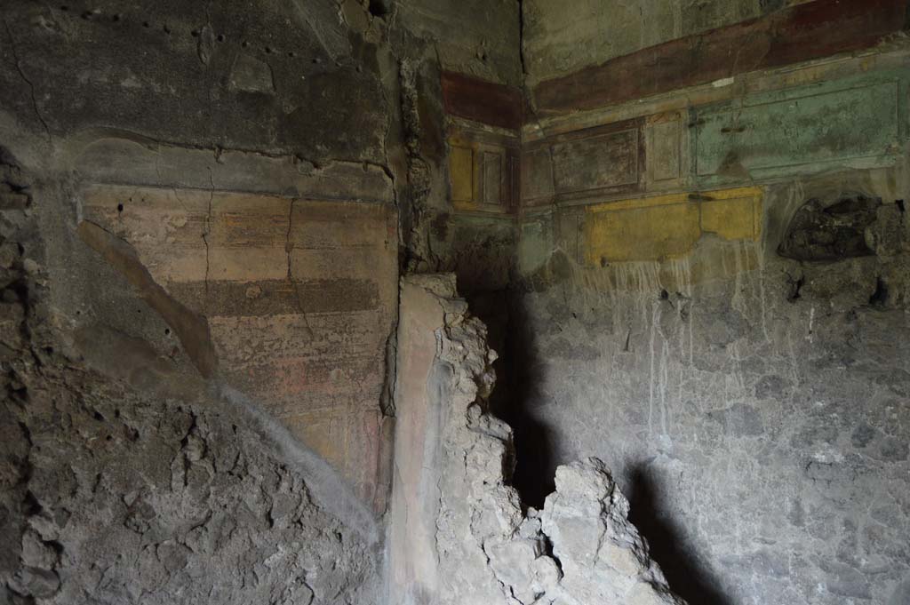 VII.2.16 Pompeii. October 2017. Room 21, west wall, north-west corner, and north wall, detail of painted decoration.
Foto Taylor Lauritsen, ERC Grant 681269 DÉCOR.