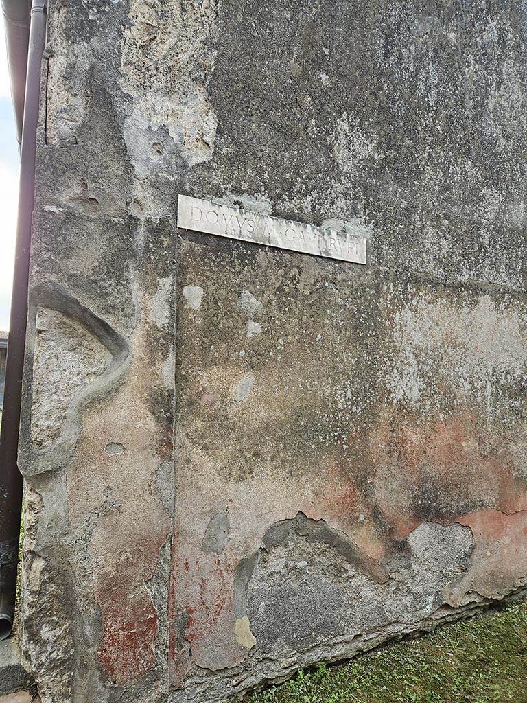 VII.2.16 Pompeii. November 2024.
Exterior street wall on west (right) side of entrance doorway between VII.2.16 and VII.2.17.
Photo courtesy of Annette Haug.

