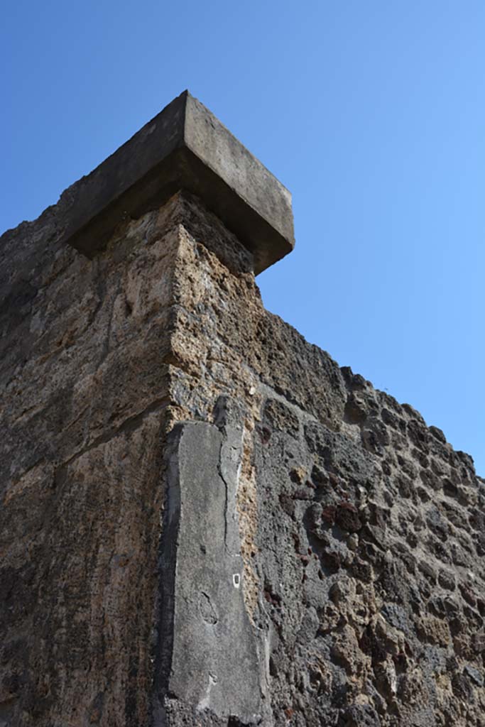 VII.2.16 Pompeii. October 2019. Cubic tufa capital on east side of entrance doorway.
Foto Annette Haug, ERC Grant 681269 DÉCOR.
