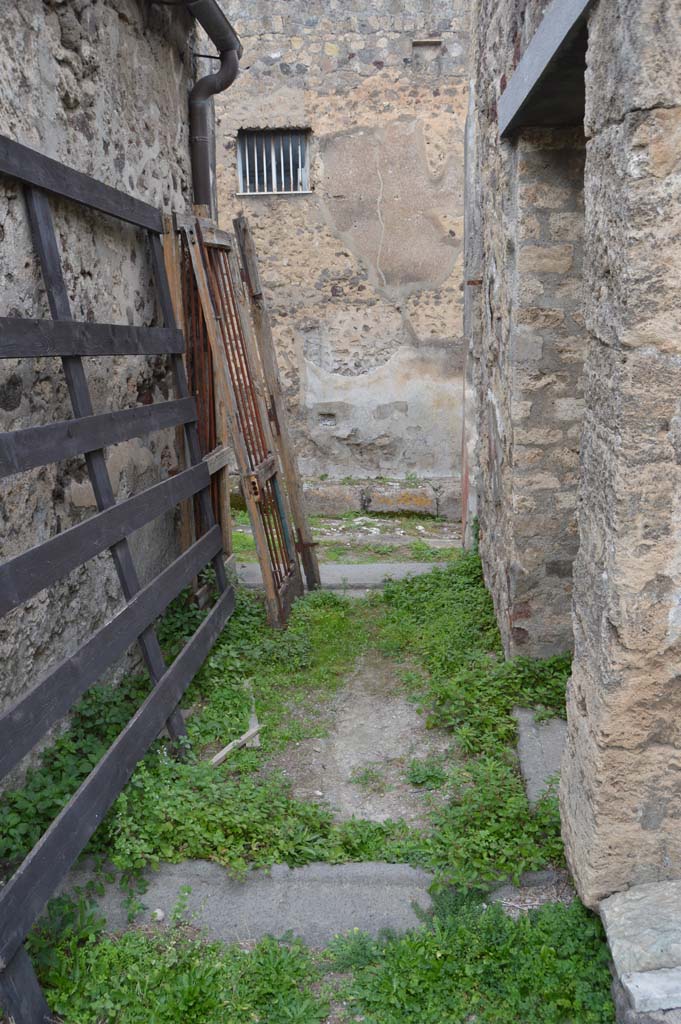 VII.2.16 Pompeii. October 2017. 
Entrance corridor/fauces, looking north towards entrance onto Vicolo del Panettiere.
Foto Taylor Lauritsen, ERC Grant 681269 DÉCOR.
