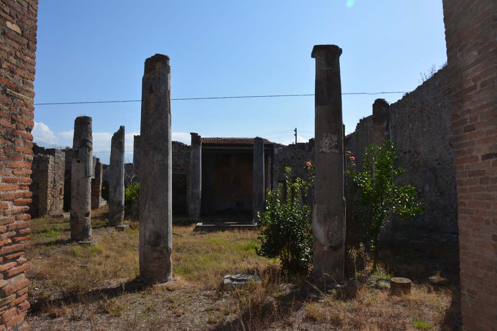 VII.2.16 Pompeii. October 2019. Looking south from atrium towards peristyle.
Foto Annette Haug, ERC Grant 681269 DÉCOR.

