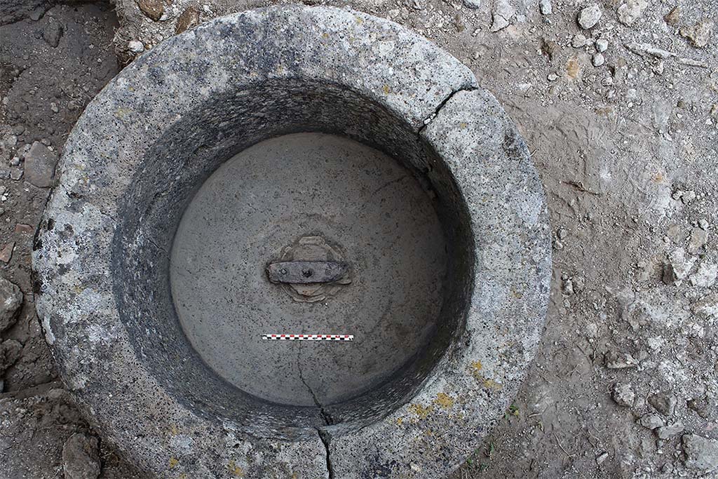 Fig. 34 – Pompéi, boulangerie VII 2, 22 – Intérieur de la cuve du pétrin.
La lame de frasage, particulièrement endommagée, reste perceptible.
Cliché : C. Salviani – EFR.