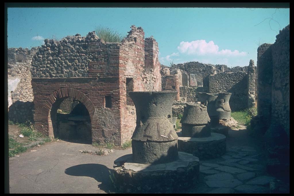 VII.2.22 Pompeii. Oven and mills.
Photographed 1970-79 by Günther Einhorn, picture courtesy of his son Ralf Einhorn.
