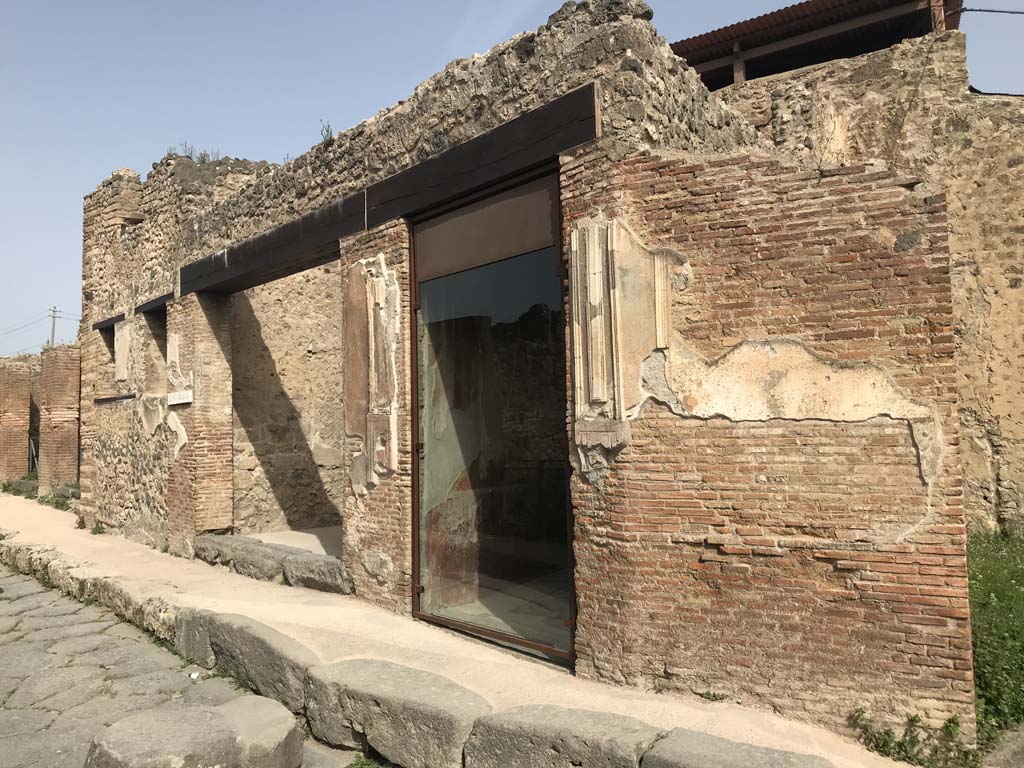 VII.2.44, centre left, and VII.2.45, centre right, Pompeii. April 2019.
Looking west along front façade on Via degli Augustali, from near VII.2.45. Photo courtesy of Rick Bauer.