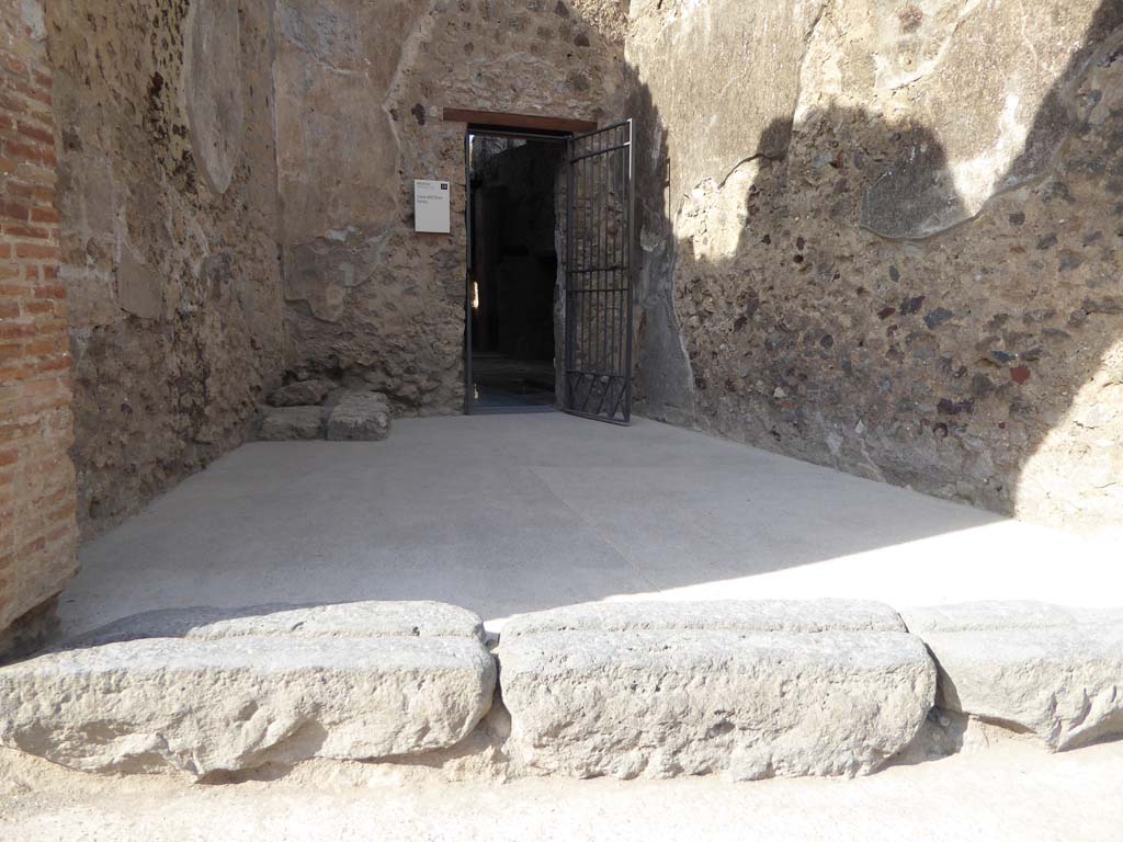 VII.2.44 Pompeii. September 2018. Looking north across doorway threshold.
Foto Annette Haug, ERC Grant 681269 DCOR.
