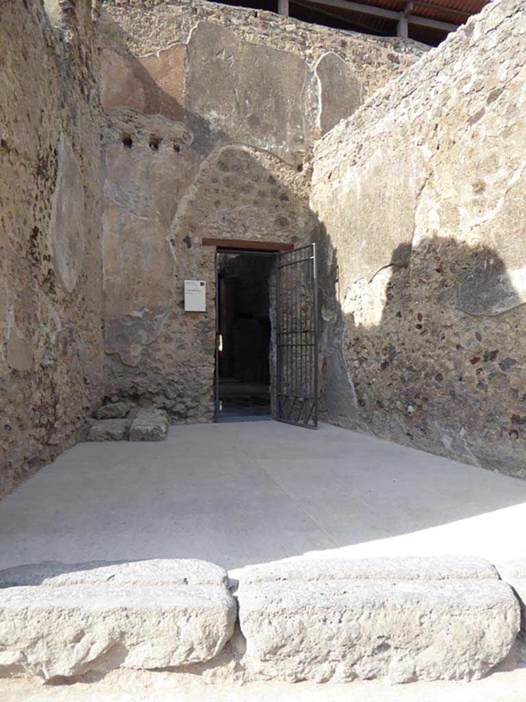 VII.2.45 Pompeii. September 2018. 
Looking towards north wall with base of staircase and door to atrium of VII.2.45.
Foto Annette Haug, ERC Grant 681269 DCOR.
