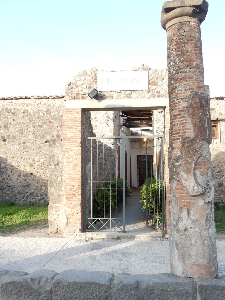 VII.4.10 Pompeii. June 2019. Looking east across Via del Foro towards entrance doorway.
Photo courtesy of Buzz Ferebee.