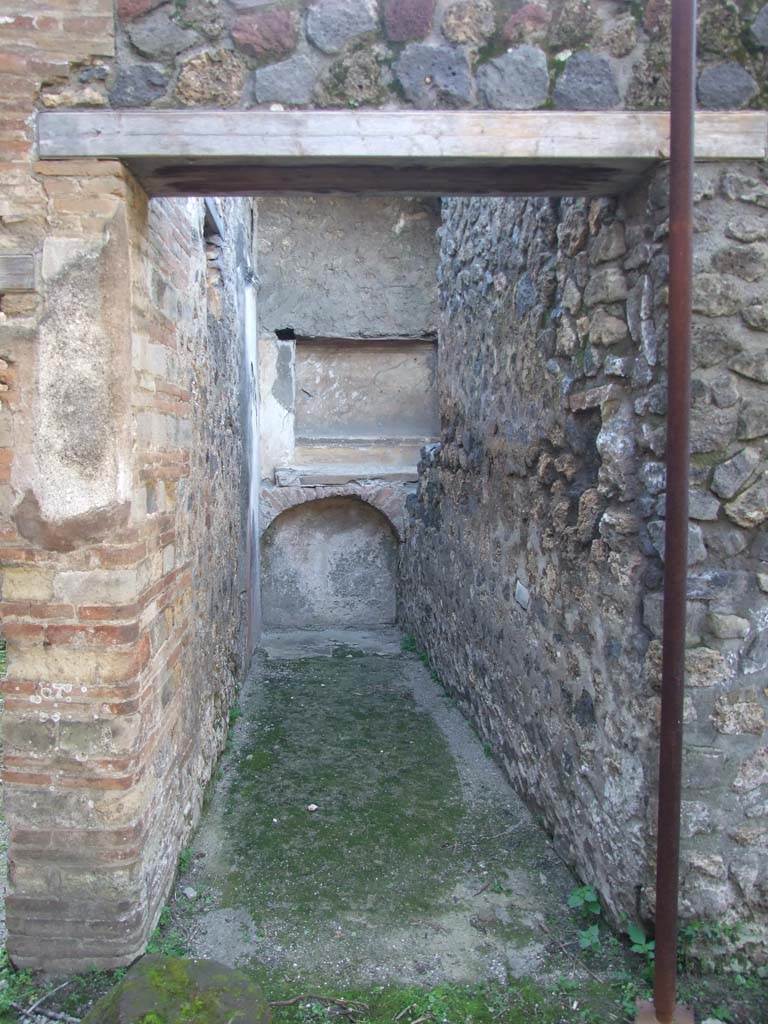 VII.4.31/51 Pompeii. March 2009. Entrance to room 39, lararium.
According to Boyce, in this room was a lararium, probably a niche, described merely as �un�edicola per la imagine di qualque �. divinit��
See Boyce G. K., 1937. Corpus of the Lararia of Pompeii. Rome: MAAR 14. (p.66) 
