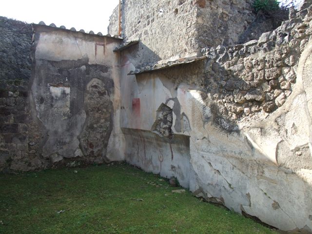 VII.4.31 Pompeii. March 2009. Room 21, south wall recess in triclinium.