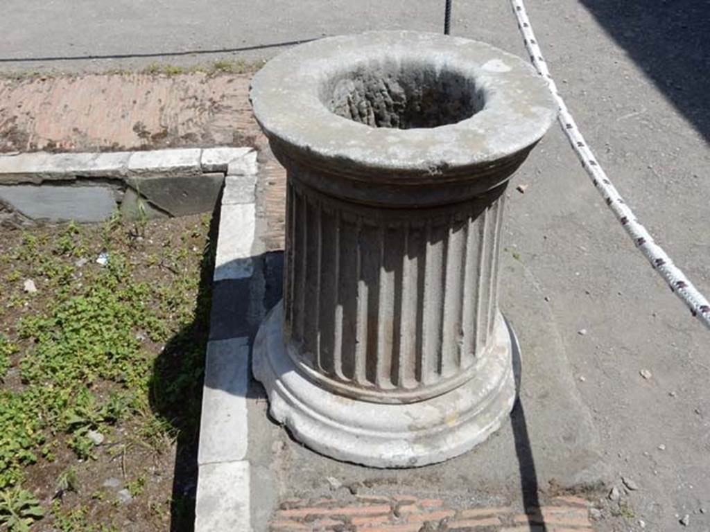 VII.4.48 Pompeii. May 2015. Room 2, puteal at south end of impluvium.
Photo courtesy of Buzz Ferebee.