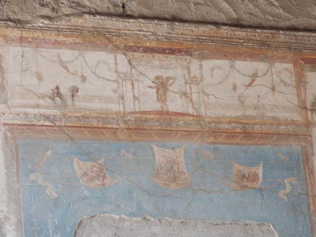 VII.4.48 Pompeii. May 2015. Room 11, detail from upper central east wall of tablinum.
Photo courtesy of Buzz Ferebee.
