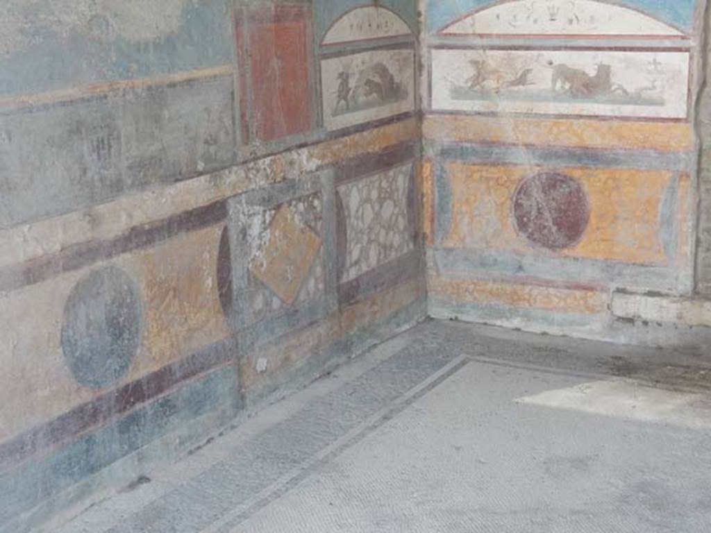 VII.4.48 Pompeii. May 2015. Room 11, detail of zoccolo in south-east corner.
Photo courtesy of Buzz Ferebee.
