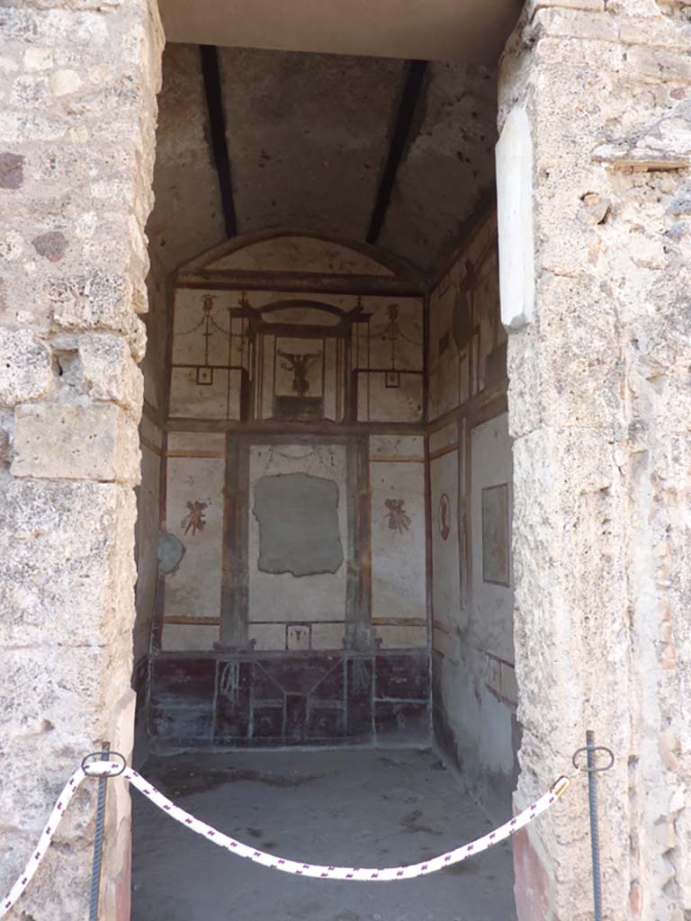 VII.4.48 Pompeii. October 2014. Room 14, looking west through doorway to cubiculum.
Foto Annette Haug, ERC Grant 681269 DÉCOR.
