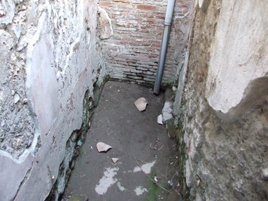 VII.4.48 Pompeii. December 2007. Room 21. Latrine.