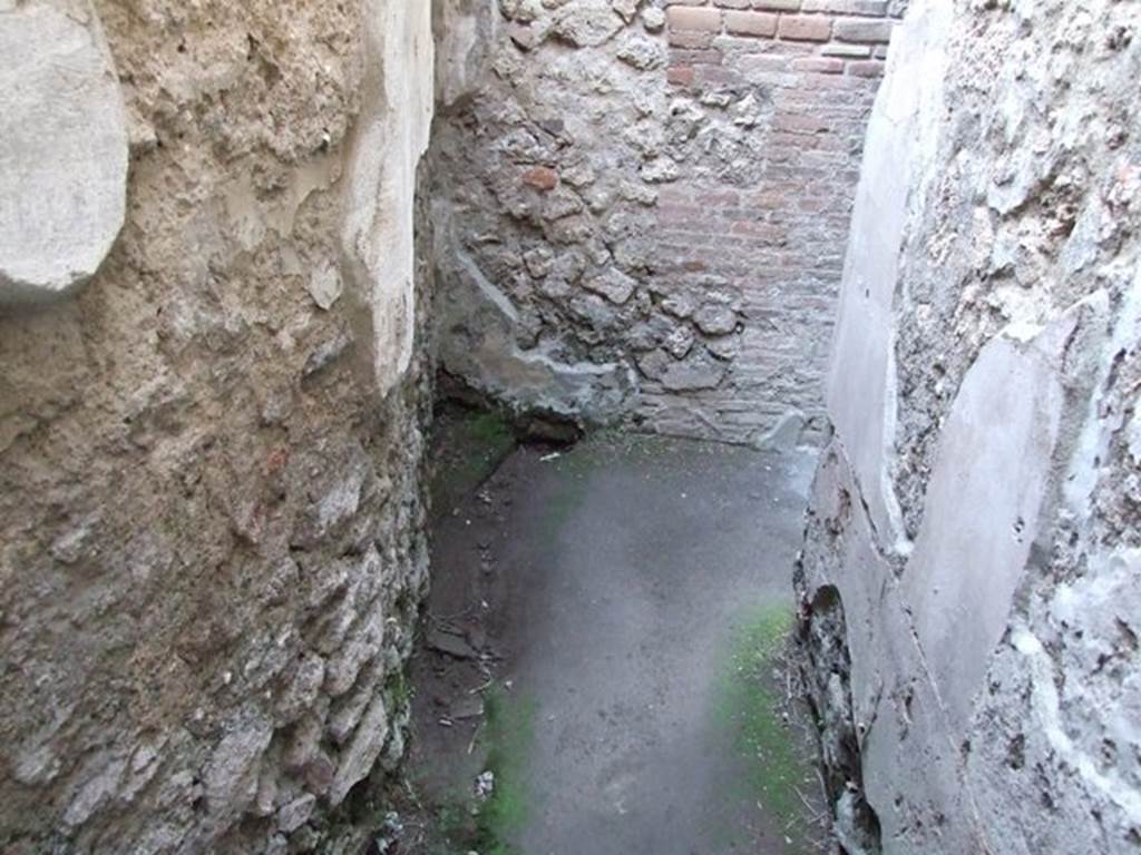 VII.4.48 Pompeii. December 2007. Room 21. Latrine.