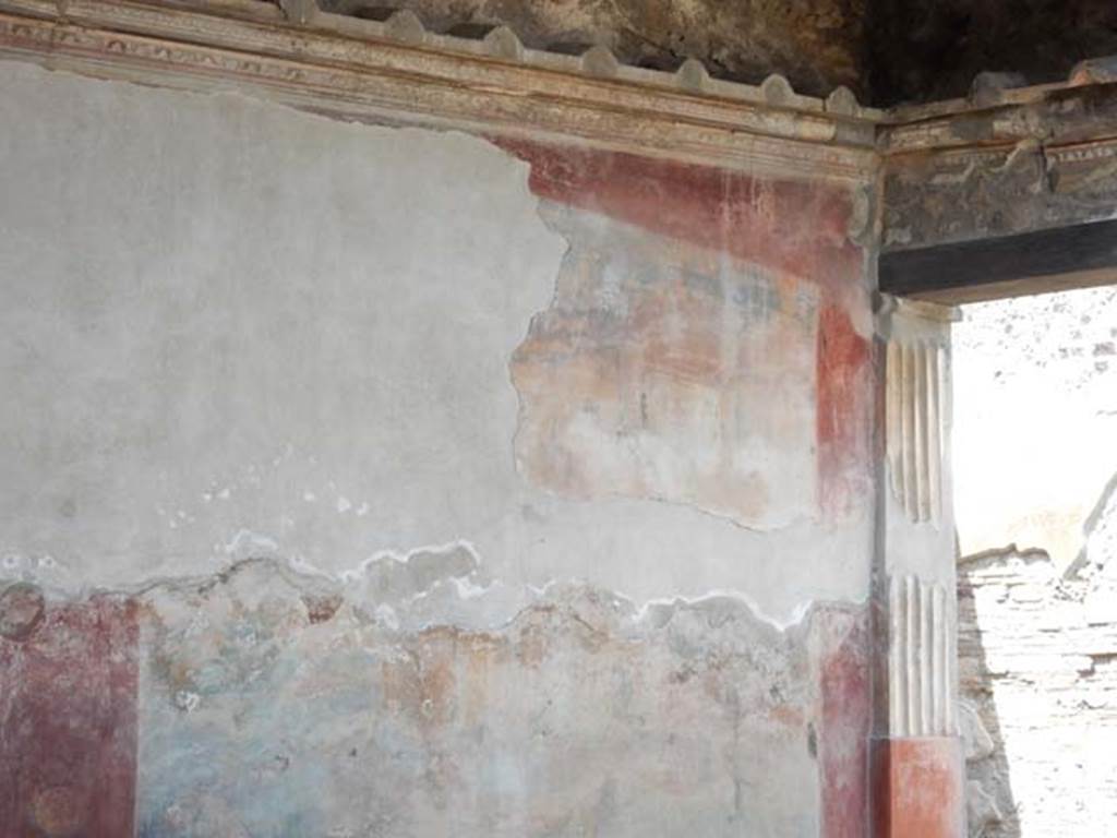 VII.4.48 Pompeii. May 2015. Peristyle, detail of stucco at north end of west wall.
Photo courtesy of Buzz Ferebee.