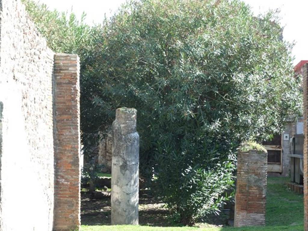 VII.4.59 Pompeii. March 2009. Tablinum l, east wall, looking into to peristyle o.