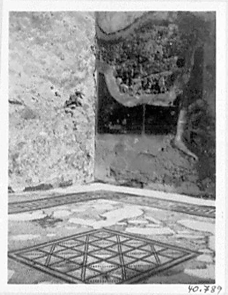 VII.4.59 Pompeii. c.1940. Mosaic floor of oecus m.
DAIR 40.789. Photo © Deutsches Archäologisches Institut, Abteilung Rom, Arkiv.
See http://arachne.uni-koeln.de/item/marbilderbestand/936325