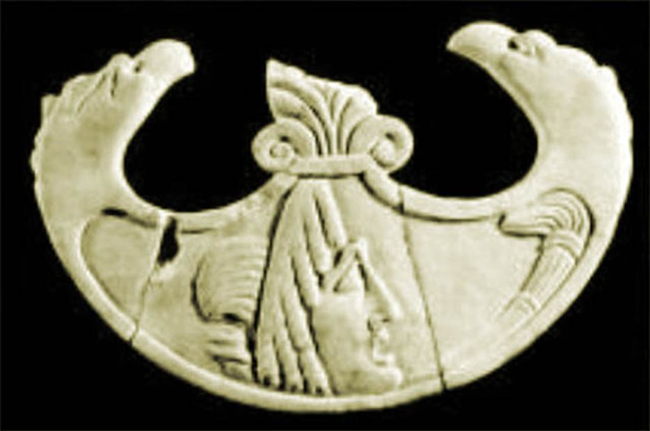 VII.4.59 Pompeii. Peristyle o, double sided crescent shaped oscillum (side A) with a tragic mask.
Now in Naples Archaeological Museum. Inventory number 6662.