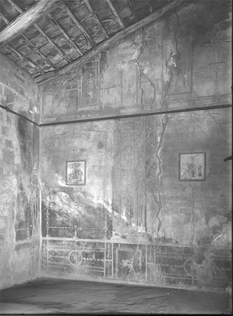 VII.4.59 Pompeii. 1956, House of the Black Wall, exedra or triclinium y, south wall.
On the wall are two cupid paintings.
On the left are the cupids and psyche sacrificing to Hera.
On the right are the cupids sacrificing to Ares.
DAIR 56.1254. Photo © Deutsches Archäologisches Institut, Abteilung Rom, Arkiv.