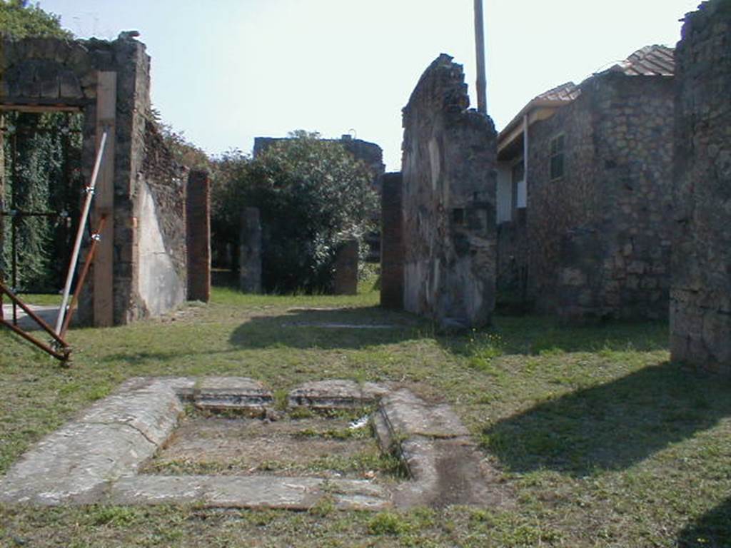VII.4.59 Pompeii. September 2004. Looking south across Impluvium in atrium.