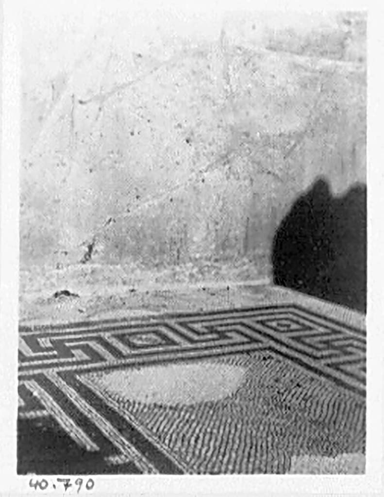 VII.4.59 Pompeii. c.1940. Mosaic floor of cubiculum i.
DAIR 40.790. Photo © Deutsches Archäologisches Institut, Abteilung Rom, Arkiv.
See http://arachne.uni-koeln.de/item/marbilderbestand/936325