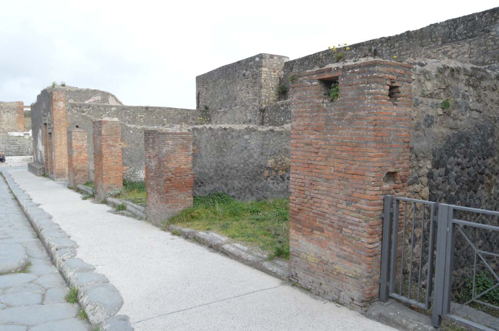 Via delle Terme, south side, Pompeii. March 2019. Looking east from entrance doorway at VII.5.7, on right.
Foto Taylor Lauritsen, ERC Grant 681269 DÉCOR.
