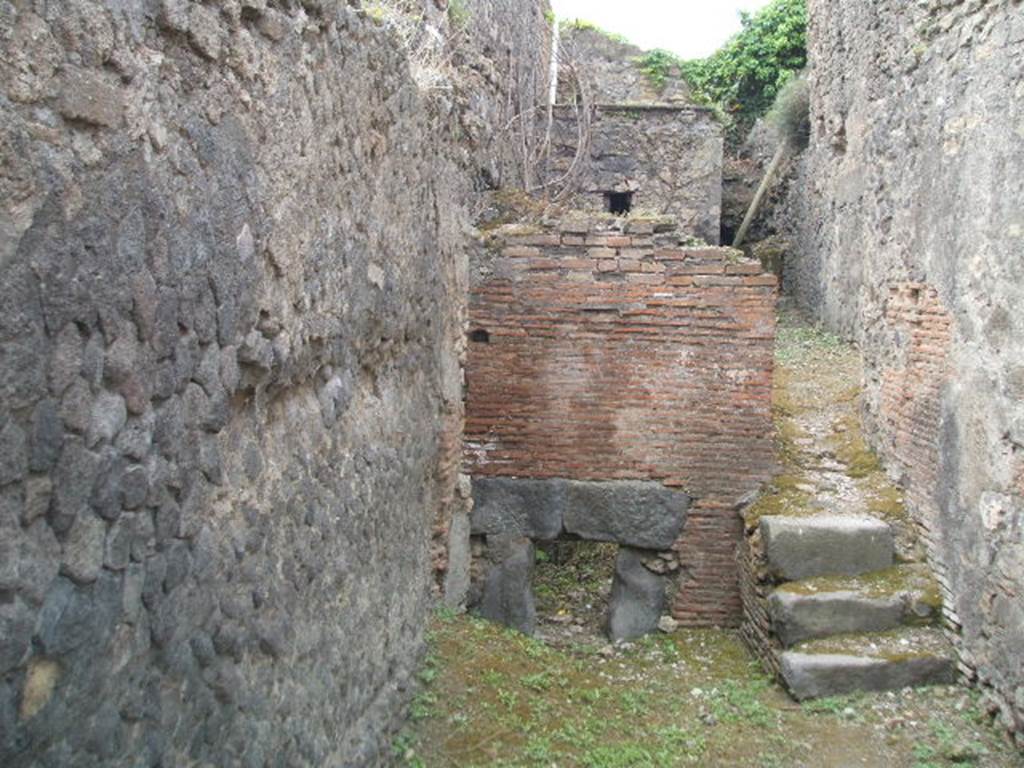VII.5.7 Pompeii. May 2005. Praefurnium or furnace room between the men’s and women’s baths. The corridor (24) from the men’s changing room (14) was on the left in front of the praefurnium feed. Behind the praefurnium were (in sequence)
Boiler (28) for hot water (for caldarium).
Boiler (29) for warm water (for tepidarium).
Large tank (30) for keeping cold water in.